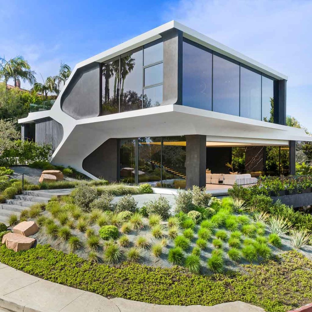 exterior-shot-of-a-modern-house-in-los-angeles-VEAD7HX.jpg